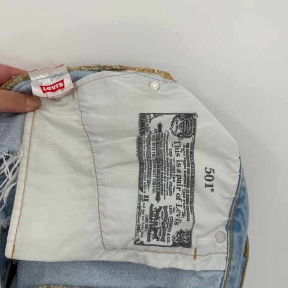 Levi’s 501 Original High Rise Button Fly Cut Off Denim Shorts in Light Wash 32 - Picture 10 of 15